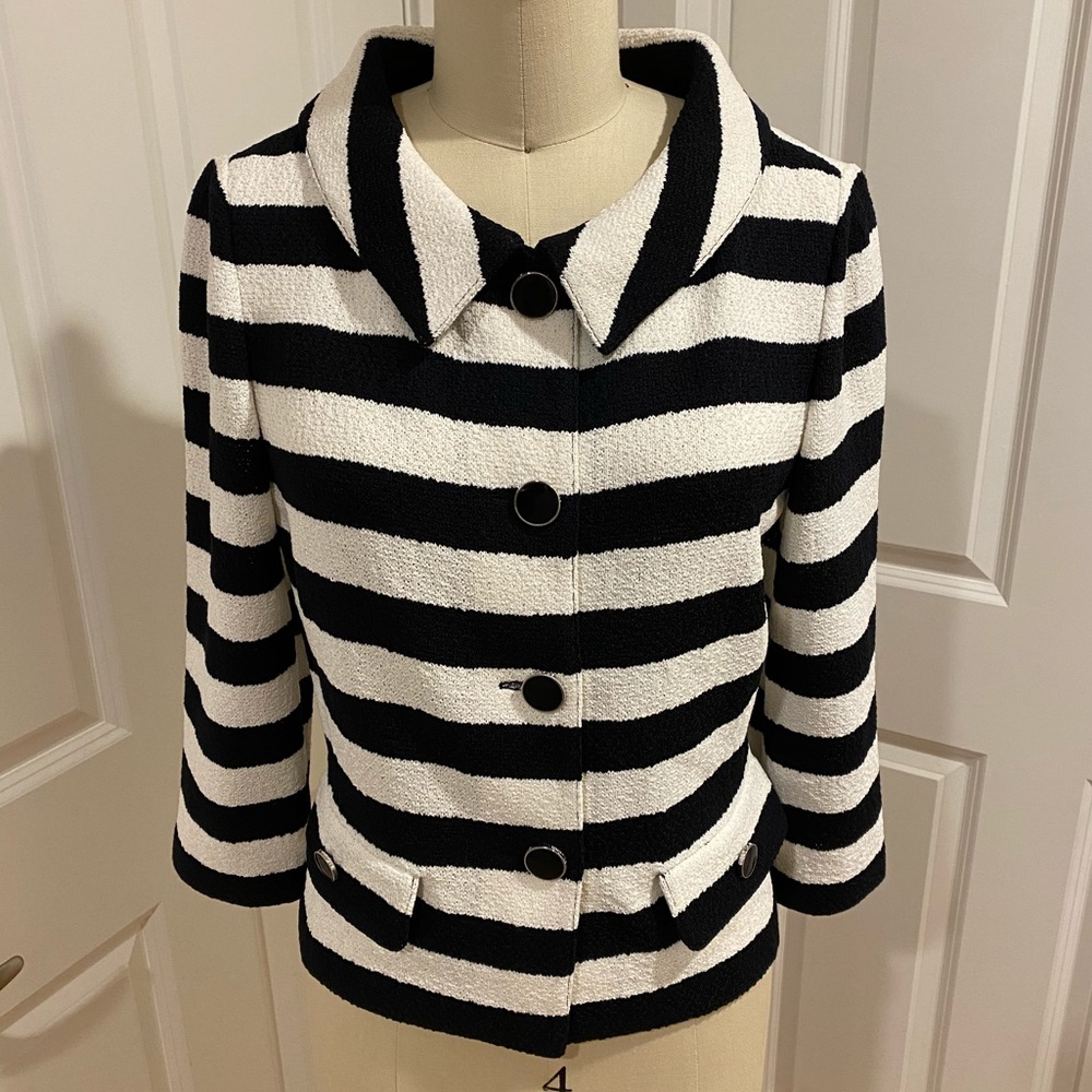 St. John Collection Knit Blazer. Size 6. Never Worn. - Picture 3 of 6